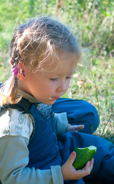 Μικρό κορίτσι με αγγούρι — Φωτογραφία Αρχείου
