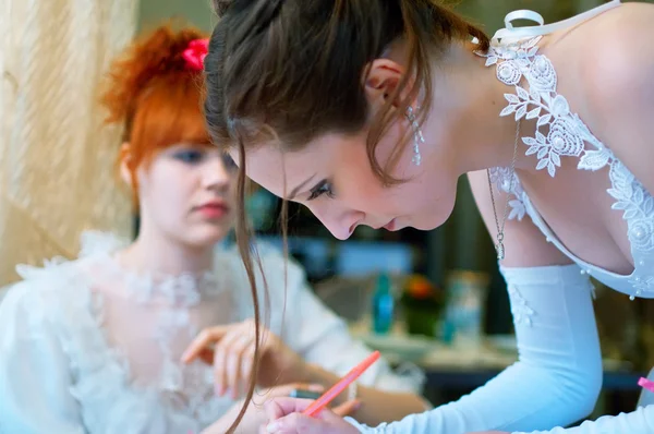 Dvě mladé krásné nevěsty — Stock fotografie