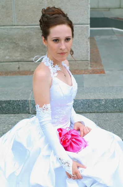 Braut gegen Ziegelmauer — Stockfoto
