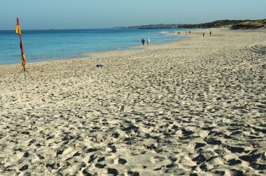 Siyahlısı sahilde kum plaj