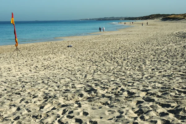 Praia de areia na costa — Fotografia de Stock