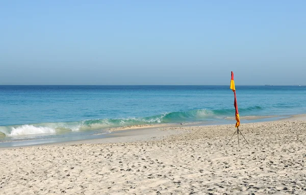 Praia de areia na costa — Fotografia de Stock