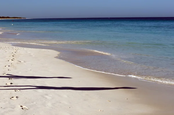 Siyahlısı sahilde kum plaj — Stok fotoğraf