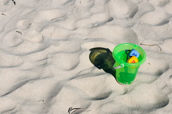 Balde de bebê em uma praia de areia — Fotografia de Stock
