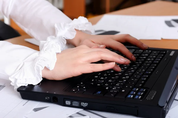Руки молодой девушки, работающей на ноутбуке — стоковое фото