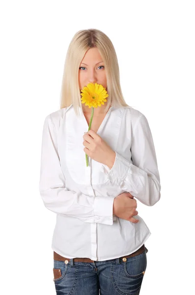 Unga leende blondin i en vit skjorta — Stockfoto