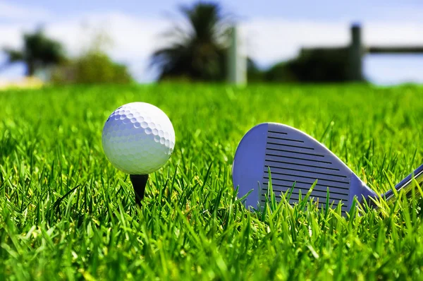 Boll och golfklubbar — Stockfoto