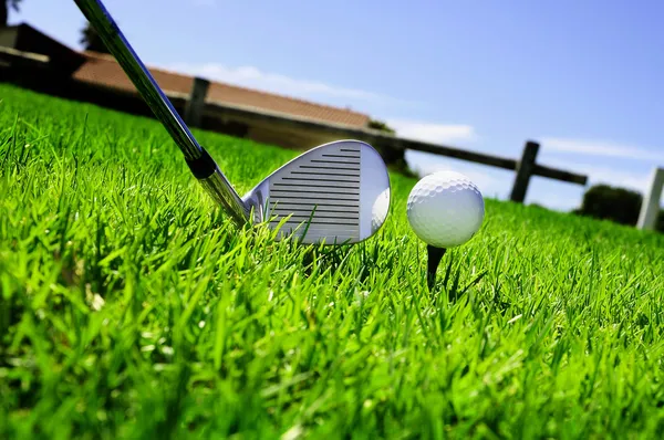 공과 골프 클럽 — 스톡 사진