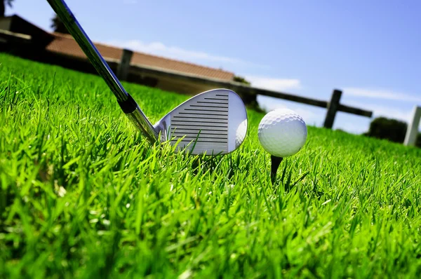 Ball und Golfschläger — Stockfoto