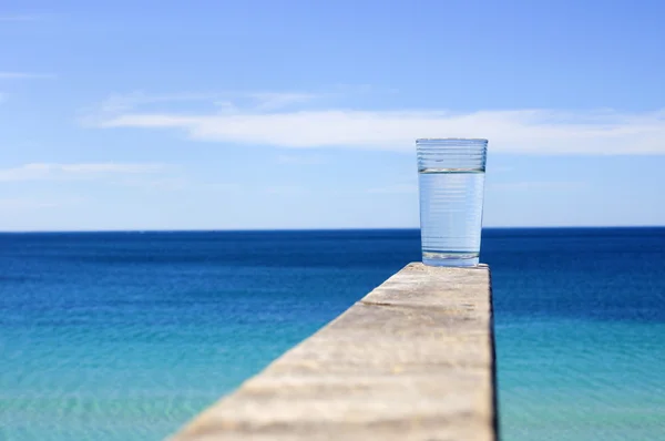 Vetro con acqua cristallina — Foto Stock