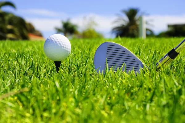 Top ve golf kulüpleri — Stok fotoğraf