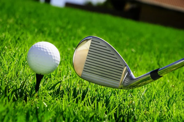 Bola e tacos de golfe — Fotografia de Stock