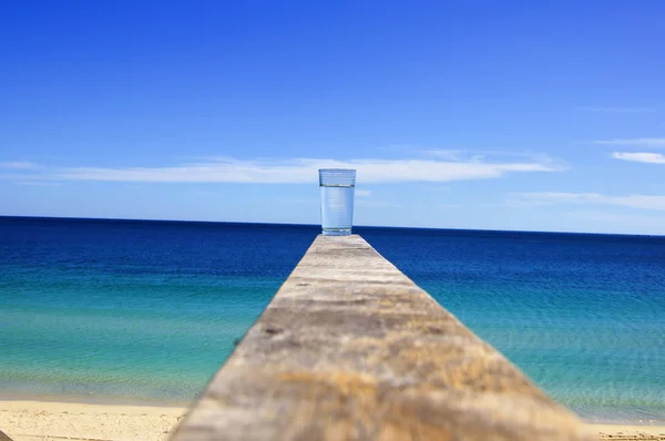 Vidro com água cristalina — Fotografia de Stock