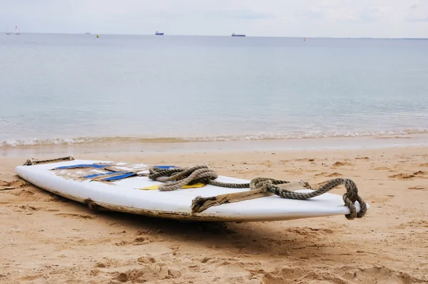 Planche de surf sur le sable — Photo