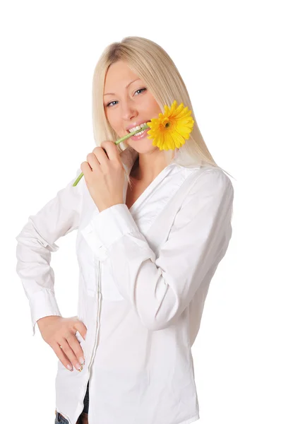 Jeune blonde souriante dans une chemise blanche — Photo