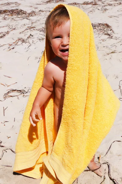 Charmant klein meisje in een gele handdoek — Stockfoto