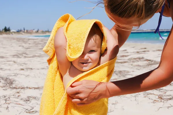 Menina encantadora em uma toalha amarela — Fotografia de Stock