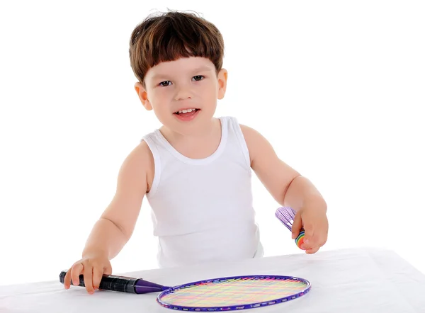 Маленький мальчик с ракеткой — стоковое фото