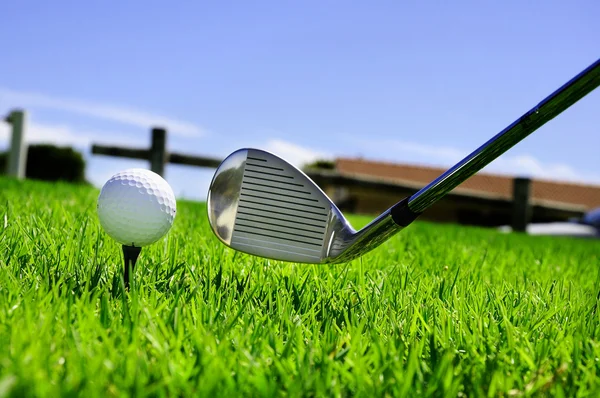 Míč a golfové kluby — Stock fotografie