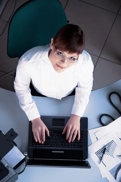 Молода ділова жінка працює на ноутбуці — стокове фото