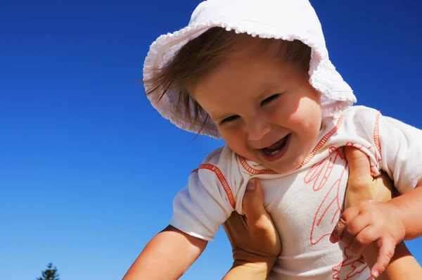 Очаровательная маленькая счастливая девочка — стоковое фото