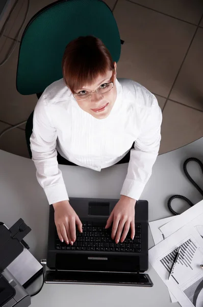 Молода ділова жінка працює на ноутбуці — стокове фото