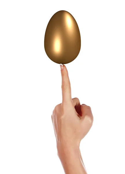 Золотое яйцо и руки — стоковое фото