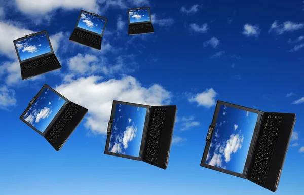 Rebanho voador de laptops — Fotografia de Stock