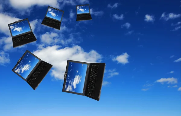 Rebanho voador de laptops — Fotografia de Stock