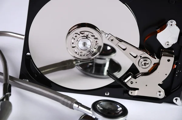 Pevný disk počítače a stetoskopem — Stock fotografie