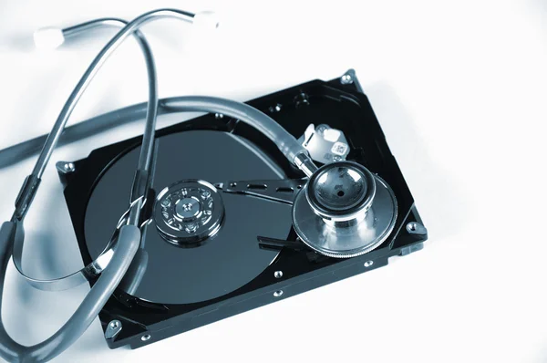 Комп'ютерний жорсткий диск і стетоскоп — стокове фото