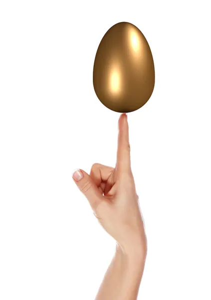 Золоте яйце і руки — стокове фото