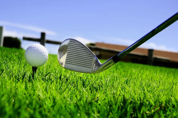 Boll och golfklubbar — Stockfoto