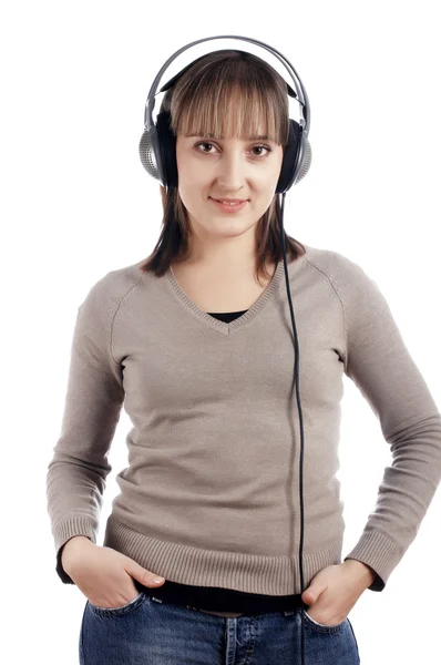 De charmante lachende meisje luistert naar muziek in oor-telefoons — Stockfoto