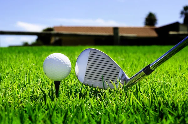 Míč a golfové kluby — Stock fotografie