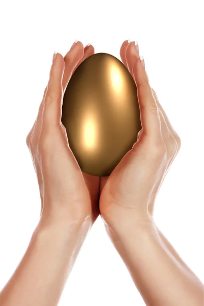 Huevo de oro y manos — Foto de Stock