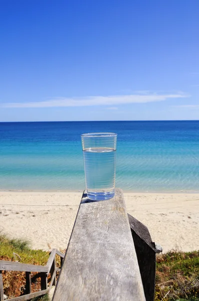 Glas met kristal helder water — Stockfoto