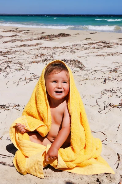Charmant klein meisje in een gele handdoek — Stockfoto