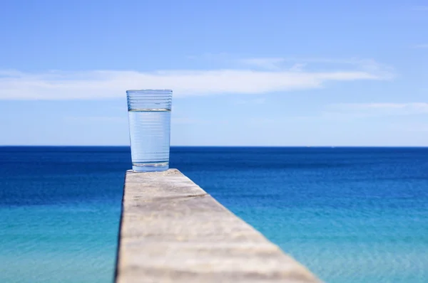 Kristal berraklığında su ile cam — Stok fotoğraf
