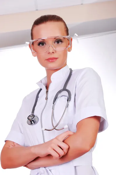 Молода медсестра в білій формі — стокове фото