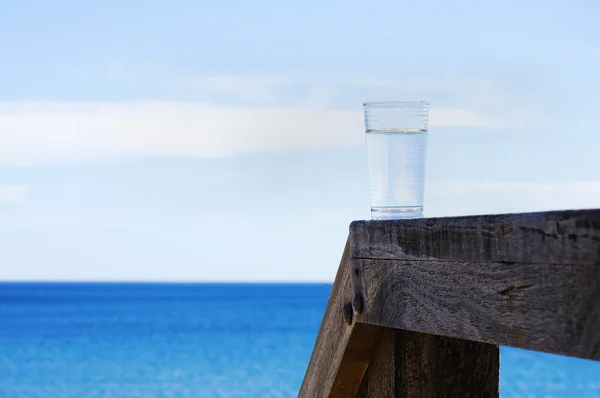 Glas met kristal helder water — Stockfoto