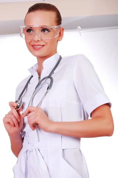 Νεαρή νοσοκόμα με λευκή στολή — Φωτογραφία Αρχείου