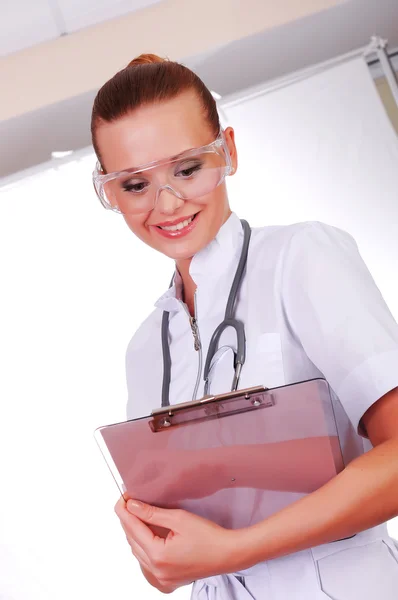 Giovane infermiera in uniforme bianca — Foto Stock