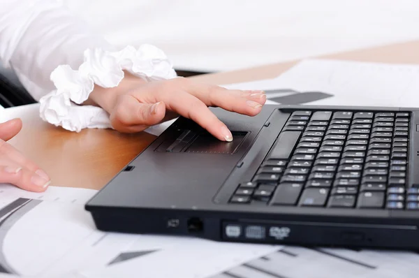 Руки молодої дівчини, що працює на ноутбуці — стокове фото