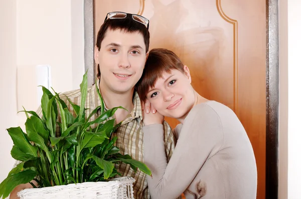 Um encantador casal de jovens colonos entrou em seu novo apartamento — Fotografia de Stock