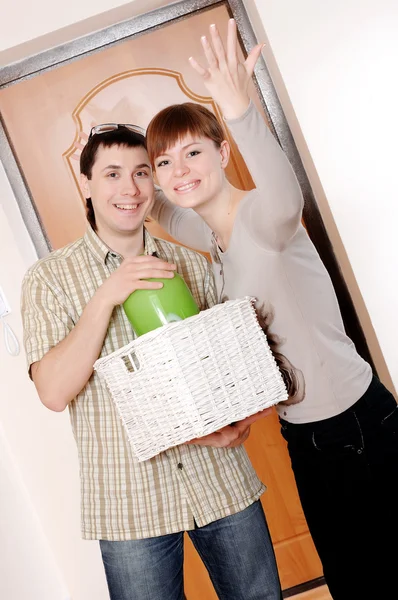 A charming young couple settlers went into their new apartment — Stock Photo, Image