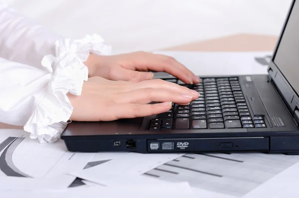 Kezében egy fiatal lány dolgozik laptop — Stock Fotó