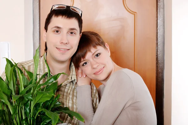 Um encantador casal de jovens colonos entrou em seu novo apartamento — Fotografia de Stock