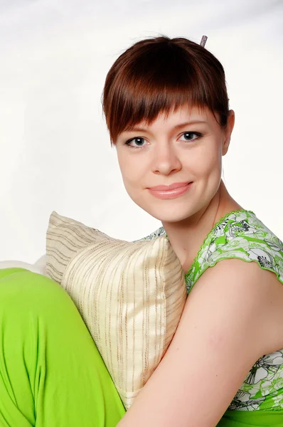 Jonge mooie brunette in groene pyjama 's — Stockfoto