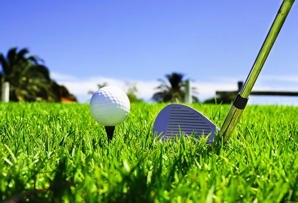 Мяч и клюшки для гольфа — стоковое фото